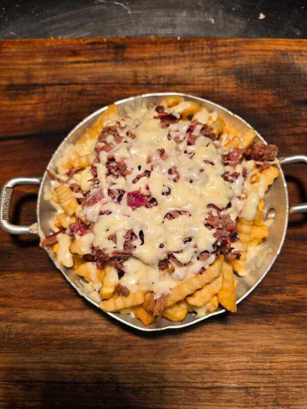 Imagem do item Porção de fritas com queijo e cupim desfiado